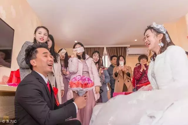 我生了女兒婆婆說我不爭氣,夜裡起來上廁所,聽到聲音我淚流滿面