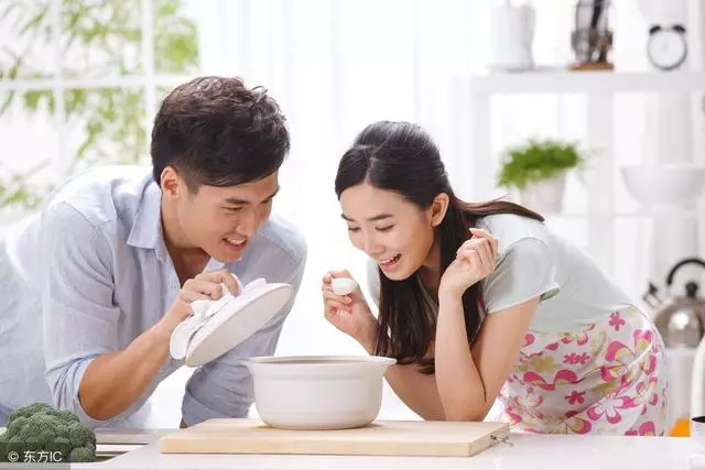 結婚後我和老公總吵架,半夜睡不著起來,看到一條17字簡訊,哭了
