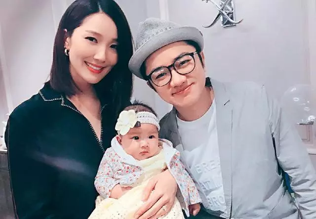 李亞男母女外灘約會,天韻雙手放胸前像土撥鼠,和王祖藍一樣喜感
