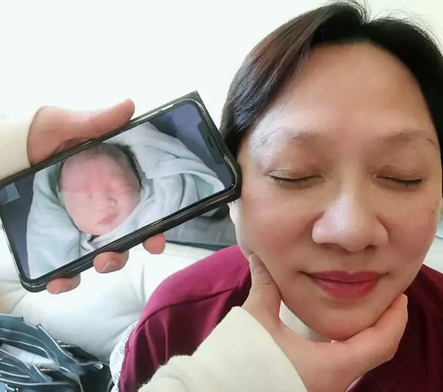 李亞男母女外灘約會,天韻雙手放胸前像土撥鼠,和王祖藍一樣喜感