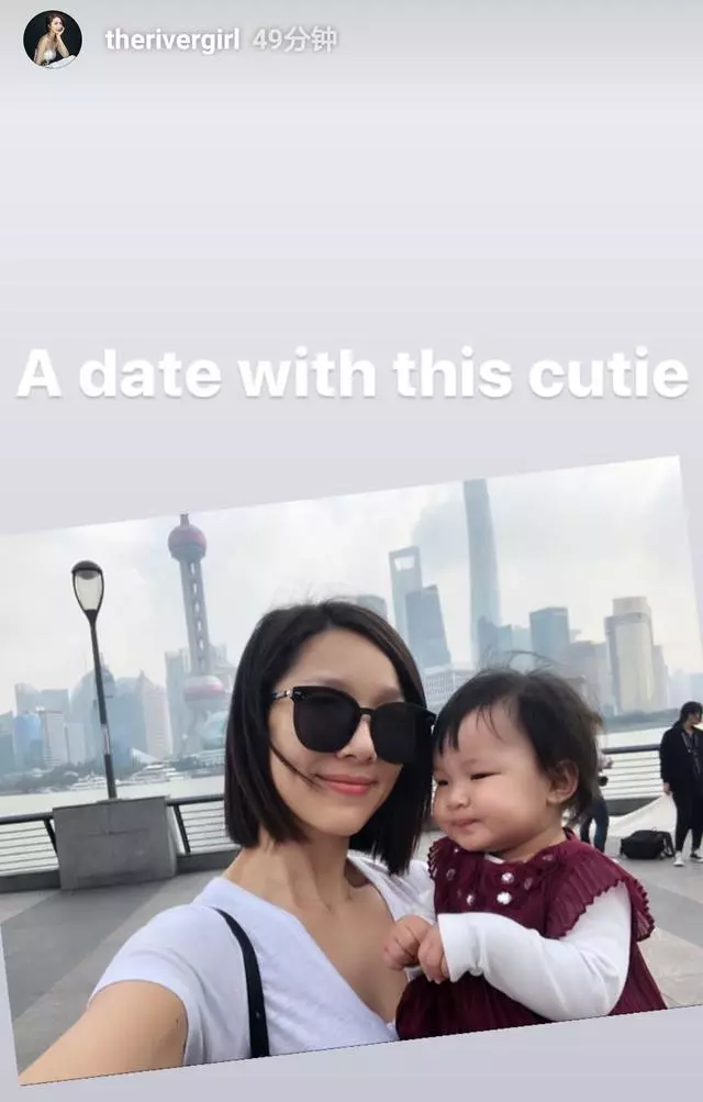 李亞男母女外灘約會,天韻雙手放胸前像土撥鼠,和王祖藍一樣喜感