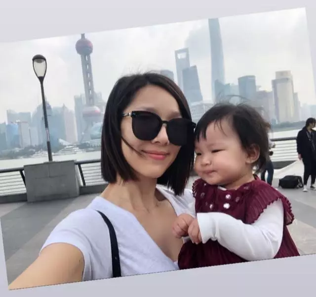 李亞男母女外灘約會,天韻雙手放胸前像土撥鼠,和王祖藍一樣喜感