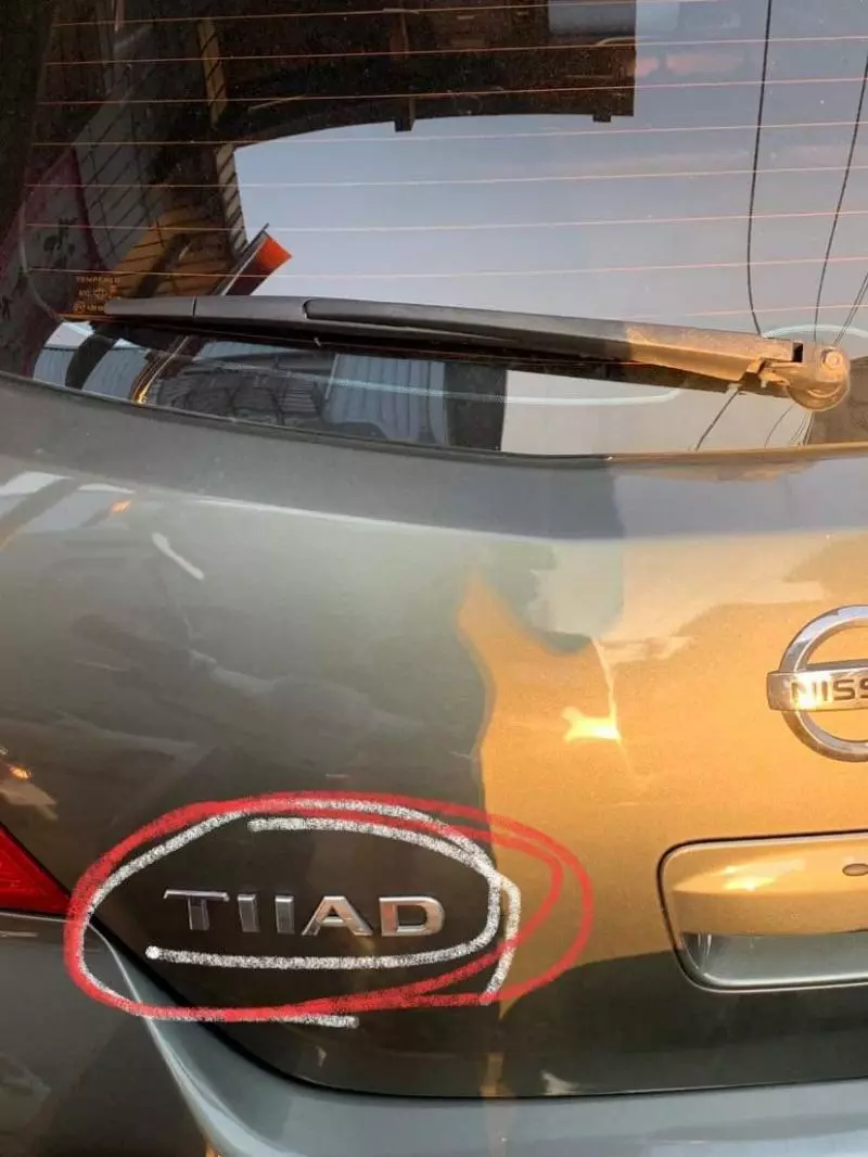 車子烤完漆,烤漆師傅把廠牌英文型號拼錯,網友笑稱變成獨一無二限量版