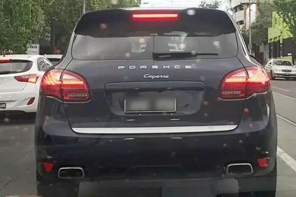 車子烤完漆,烤漆師傅把廠牌英文型號拼錯,網友笑稱變成獨一無二限量版