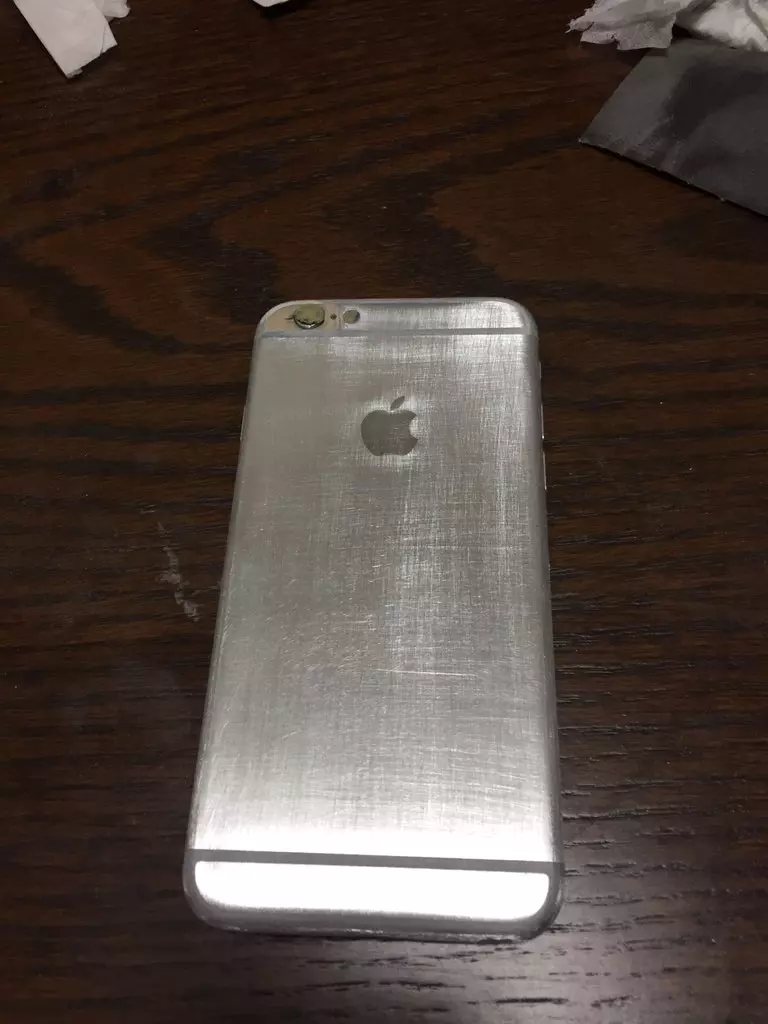 他把霧面金iPhone「用砂紙狂刮」網嚇傻 幾分鐘後「整支奢華鏡面」閃到網友心癢:蘋果快跟進!