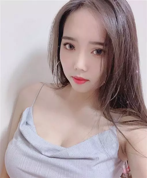 影/海軍正妹爆紅!IG曝光私人照美哭