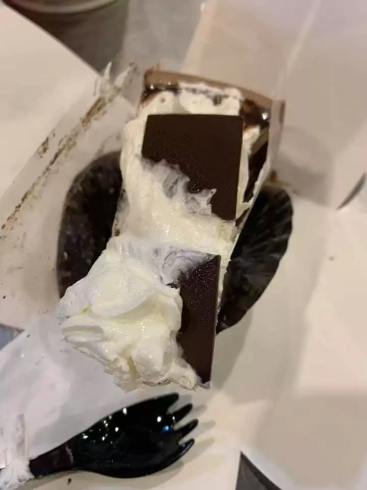 客人的孩子將別人的蛋糕推倒,店員客氣要求賠償,家長卻裝傻:你搞錯了吧!