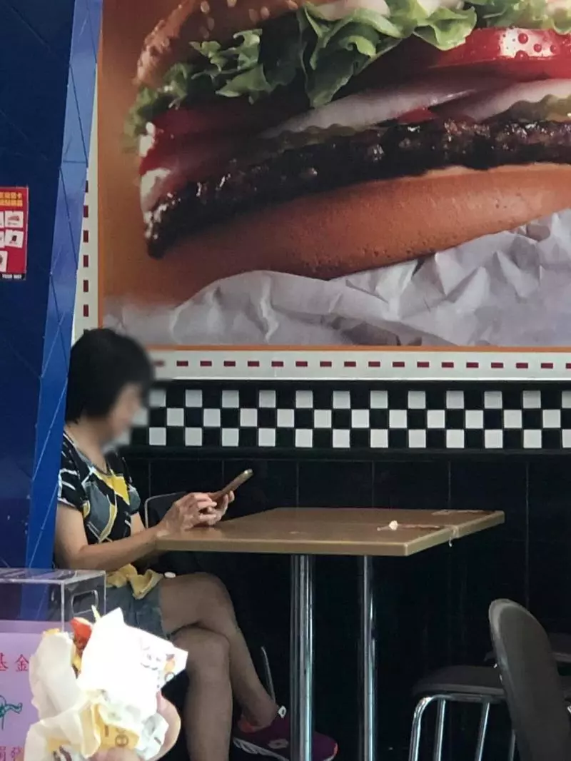 客人的孩子將別人的蛋糕推倒,店員客氣要求賠償,家長卻裝傻:你搞錯了吧!
