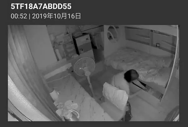 離譜到府保姆!嫌孩子不睡就狂餵奶,重拍背、腹部辯稱助排便,預支薪水被拒後連夜翻箱倒櫃走人