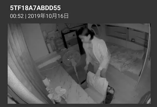 離譜到府保姆!嫌孩子不睡就狂餵奶,重拍背、腹部辯稱助排便,預支薪水被拒後連夜翻箱倒櫃走人