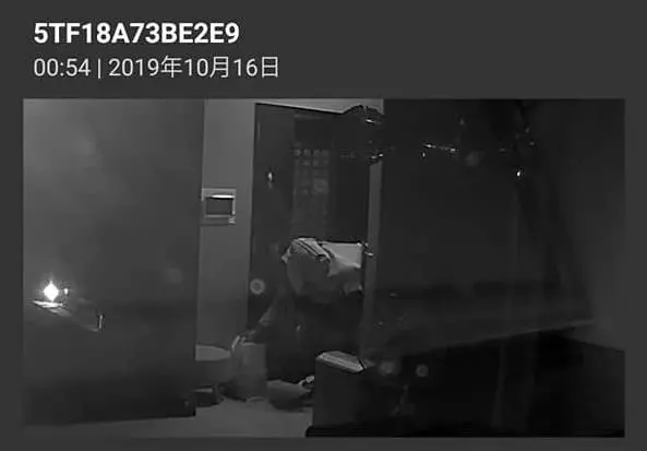 離譜到府保姆!嫌孩子不睡就狂餵奶,重拍背、腹部辯稱助排便,預支薪水被拒後連夜翻箱倒櫃走人