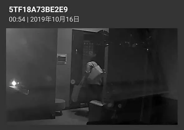 離譜到府保姆!嫌孩子不睡就狂餵奶,重拍背、腹部辯稱助排便,預支薪水被拒後連夜翻箱倒櫃走人