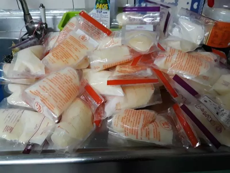 離譜到府保姆!嫌孩子不睡就狂餵奶,重拍背、腹部辯稱助排便,預支薪水被拒後連夜翻箱倒櫃走人