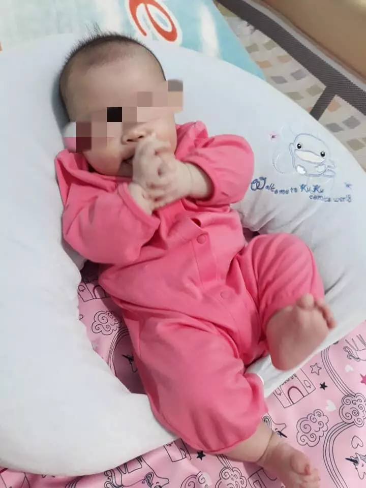 離譜到府保姆!嫌孩子不睡就狂餵奶,重拍背、腹部辯稱助排便,預支薪水被拒後連夜翻箱倒櫃走人