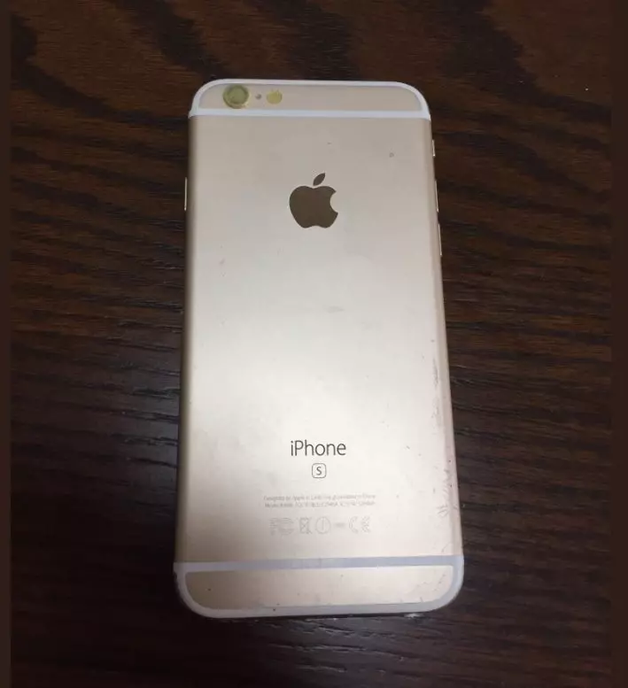 他把霧面金iPhone「用砂紙狂刮」網嚇傻 幾分鐘後「整支奢華鏡面」閃到網友心癢:蘋果快跟進!