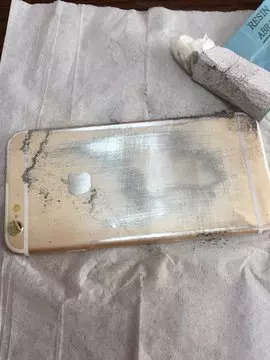 他把霧面金iPhone「用砂紙狂刮」網嚇傻 幾分鐘後「整支奢華鏡面」閃到網友心癢:蘋果快跟進!