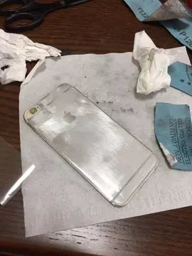 他把霧面金iPhone「用砂紙狂刮」網嚇傻 幾分鐘後「整支奢華鏡面」閃到網友心癢:蘋果快跟進!
