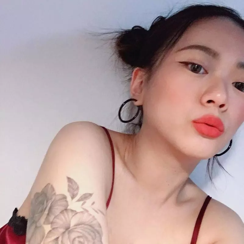 暗黑系吳謹言!嬉皮感正妹「Winnie」高冷率性電眼超殺,藏不住兇猛武器!