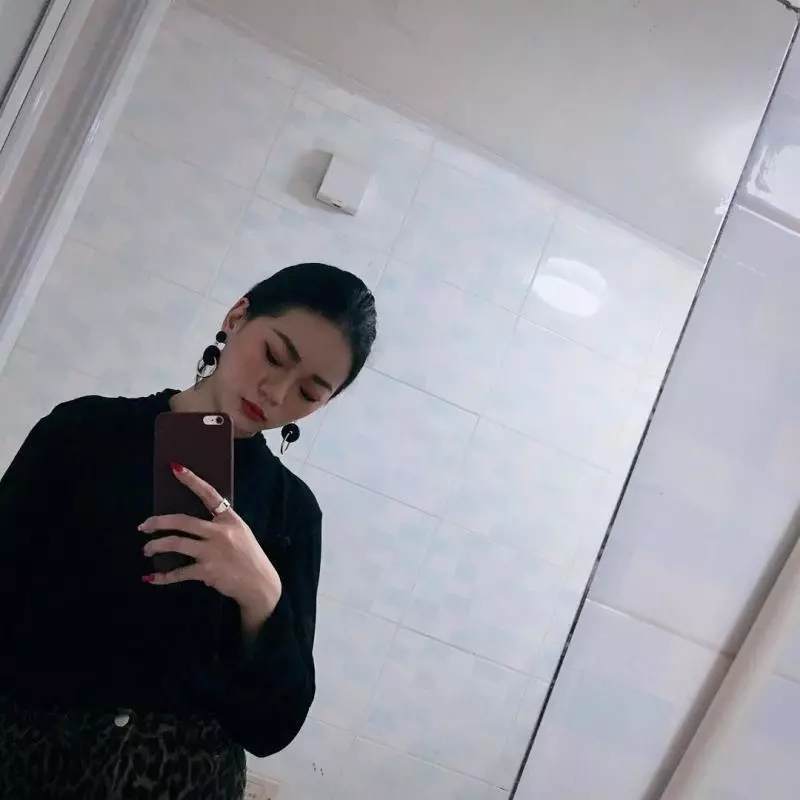 暗黑系吳謹言!嬉皮感正妹「Winnie」高冷率性電眼超殺,藏不住兇猛武器!