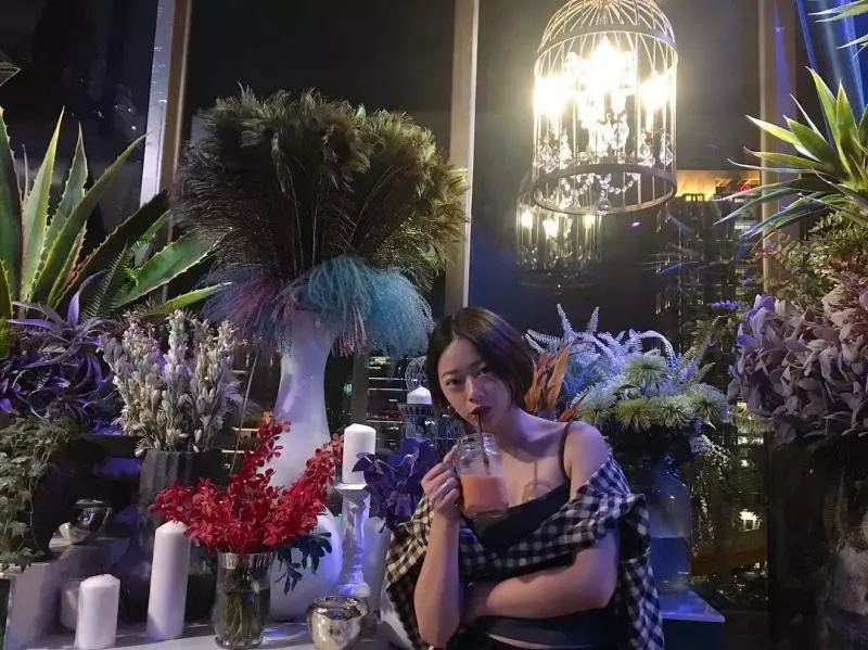 暗黑系吳謹言!嬉皮感正妹「Winnie」高冷率性電眼超殺,藏不住兇猛武器!