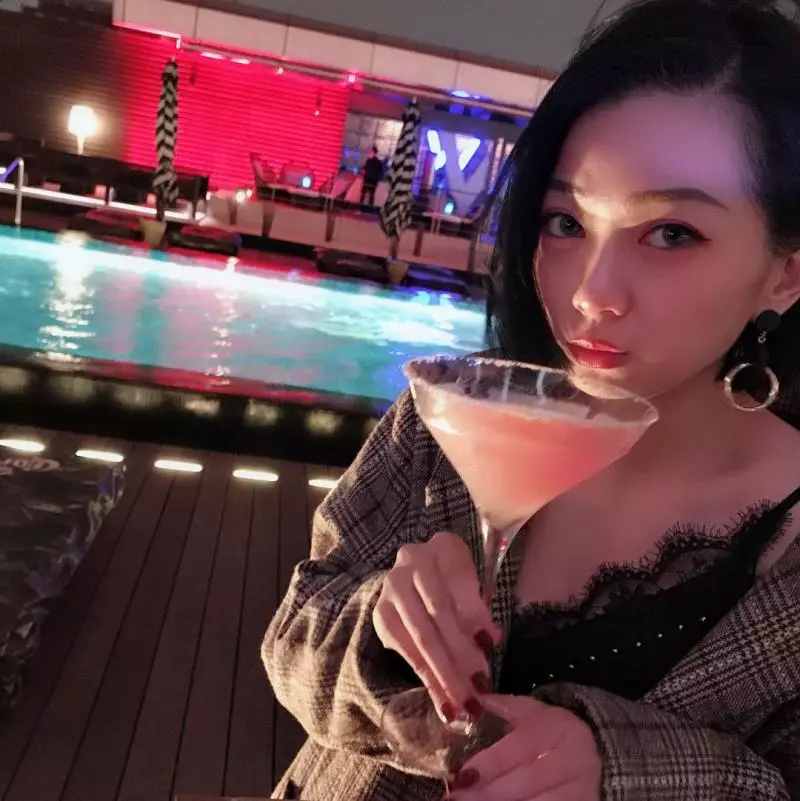 暗黑系吳謹言!嬉皮感正妹「Winnie」高冷率性電眼超殺,藏不住兇猛武器!