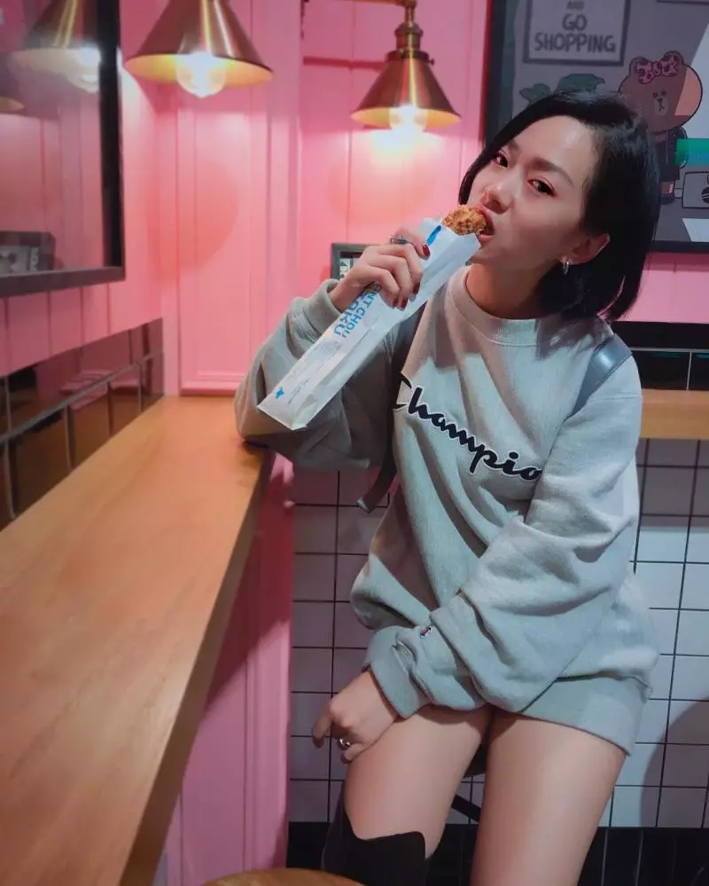 暗黑系吳謹言!嬉皮感正妹「Winnie」高冷率性電眼超殺,藏不住兇猛武器!