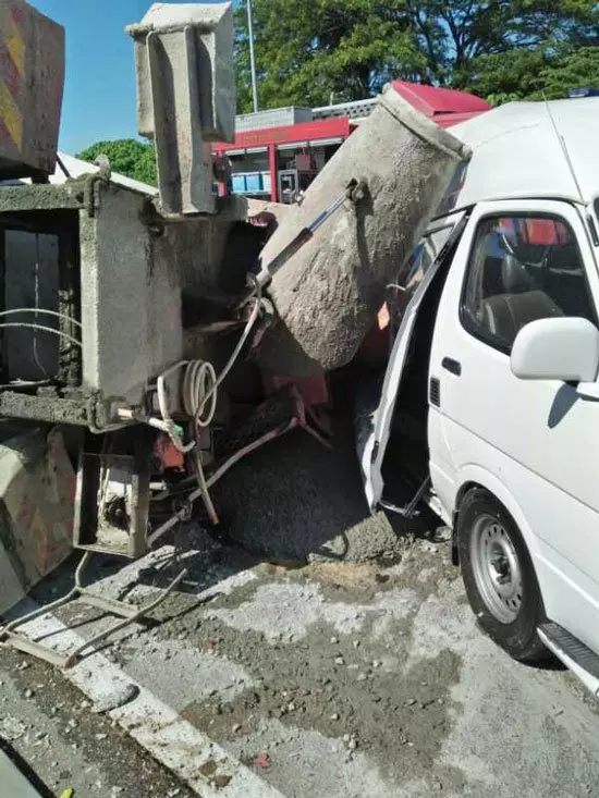 洋灰羅釐失控撞客貨車 9孩童險過剃頭