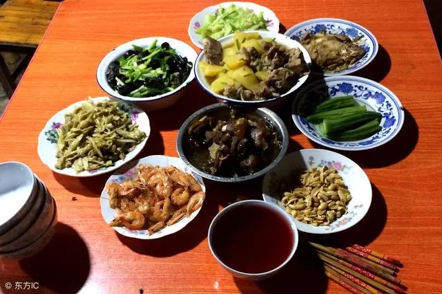 回老家與公婆團聚,菜里吃出蟲子,我摔了老公的碗,公婆連稱讚