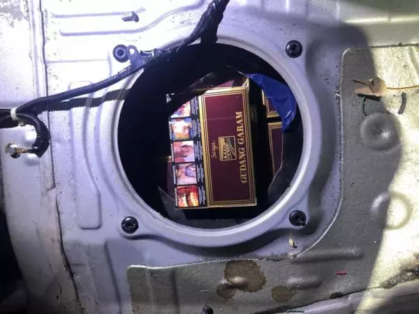 轎車防撞杆 油箱 無處不藏 獅城ICA一周破3宗香菸走私案