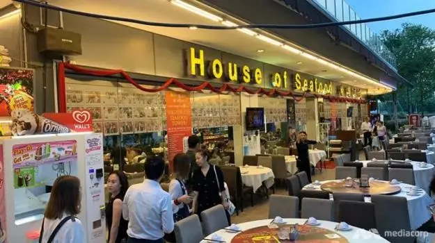 新加坡餐廳用娃娃機抓活螃蟹,被投訴虐待動物,生意反而增長兩成!