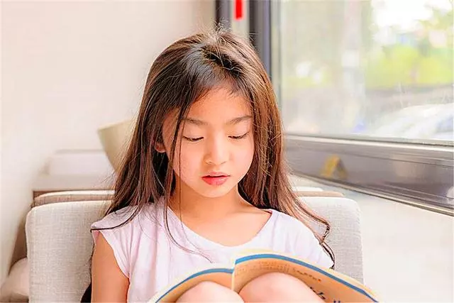 6歲女孩走紅,因太美被質疑整過容,看到孩子父母,謠言不攻自破!