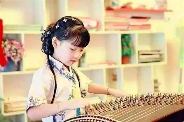 6歲女孩走紅,因太美被質疑整過容,看到孩子父母,謠言不攻自破!