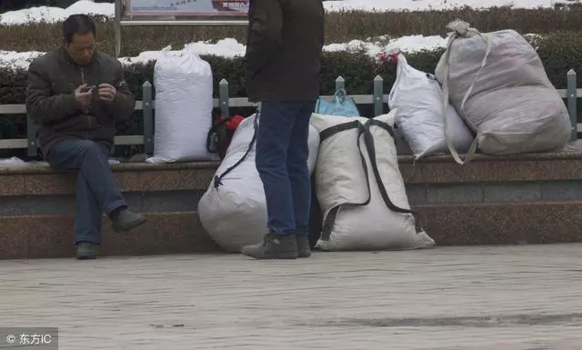 我去城裡給兒子送年貨,走時媳婦給我一個麻袋,打開後濕了眼眶