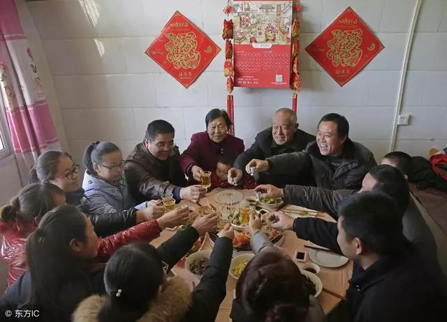 過年婆婆包了兩千紅包給我兒子,晚上吃年夜飯,我才知道她的套路