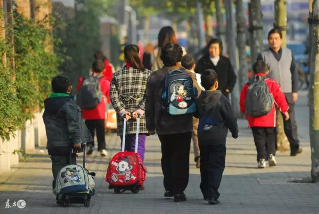 送孩子上學,到門口他給我指了一個地方,我一看差點沒暈