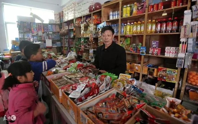 送孩子上學,到門口他給我指了一個地方,我一看差點沒暈
