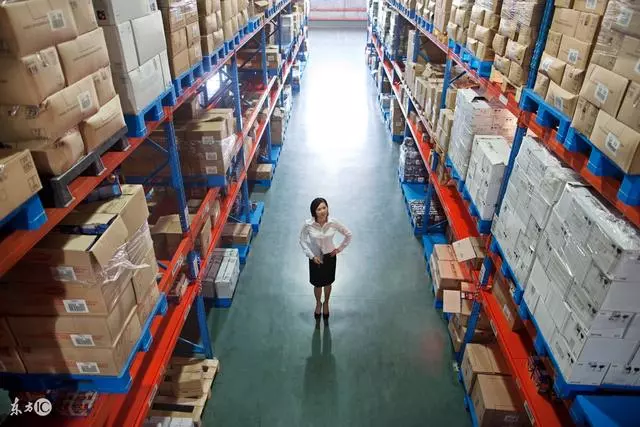 送孩子上學,到門口他給我指了一個地方,我一看差點沒暈