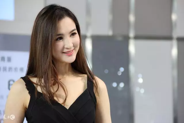 漂亮老婆工作不久每月收入超3萬,我給她兩巴掌,結果我後悔了