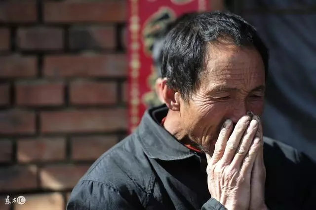 父母在我小時候丟下我走了,女兒出生的時候,父親託人帶來一大箱