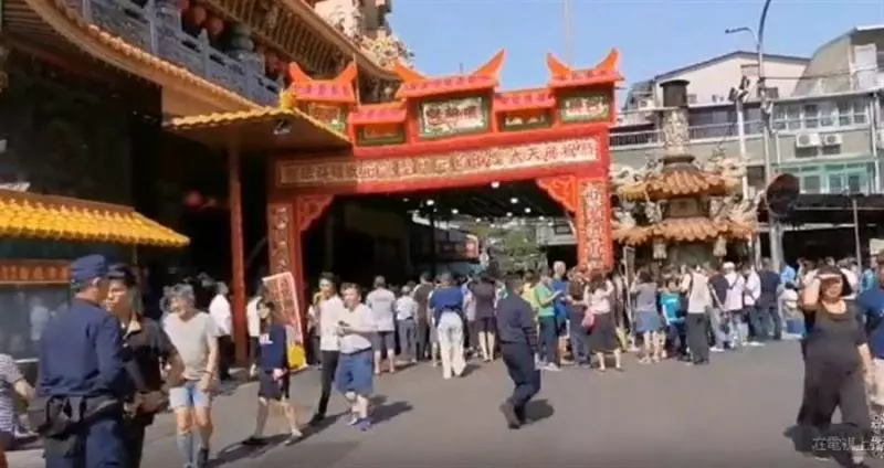 正妹韓粉闖小英親綠拜廟現場直播 笑喊:放心了!