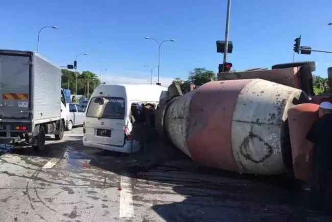 洋灰羅釐失控撞客貨車 9孩童險過剃頭