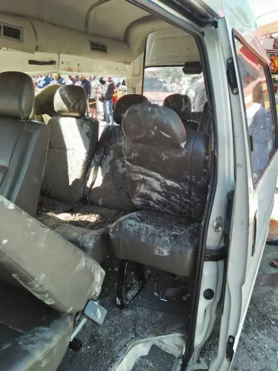 洋灰羅釐失控撞客貨車 9孩童險過剃頭