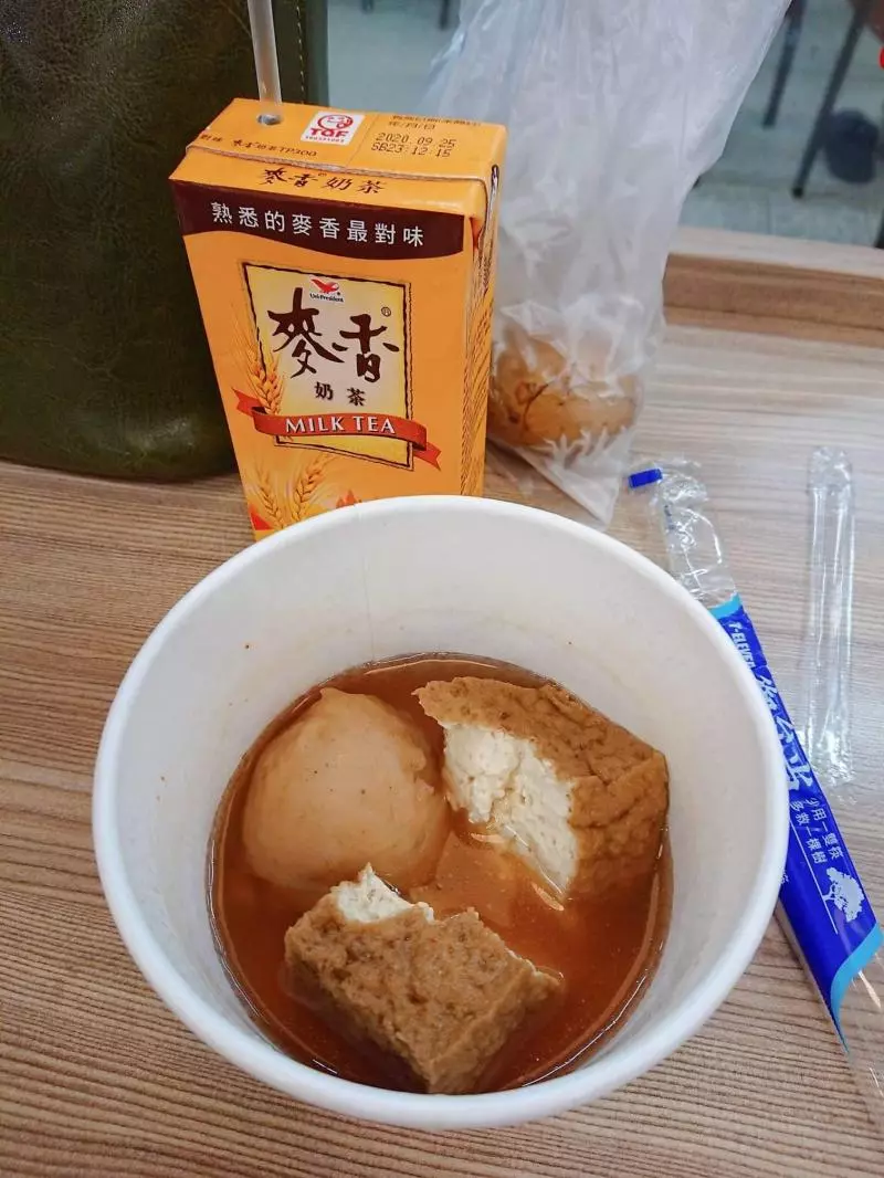 吃個飯遇到三男圍坐火藥味十足,正準備躲桌下時其中一人突然掏出Hello kitty!