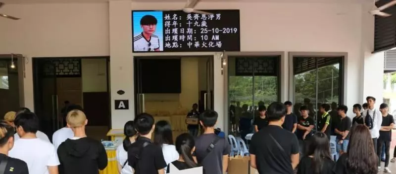 5華裔少年車禍死 家屬同學悲傷痛哭送殯