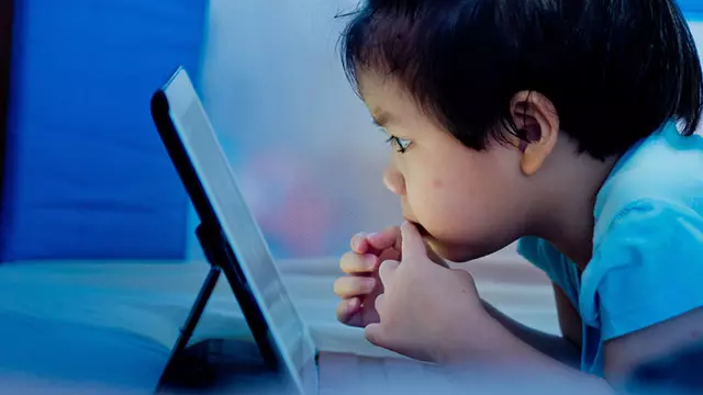 兒子上課看「老司機網站」老師寫聯絡簿通知!沒想到爸爸超狂「神回應」讓網友一看全都笑了XDD