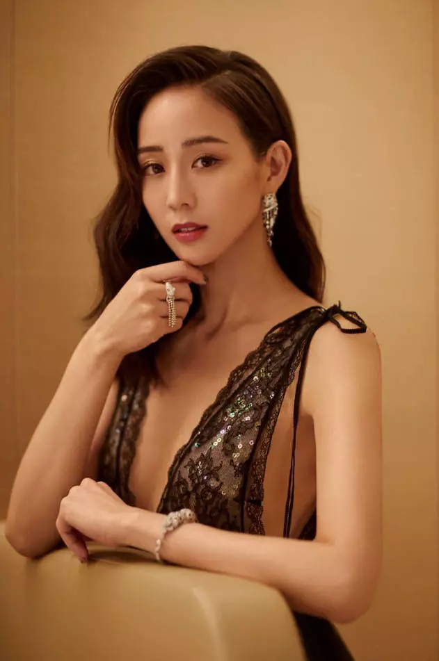 張鈞甯尷尬了?穿露肩裙拍照忘開美顏 「暴露真實面貌」 ,隔壁外國人表情亮了!