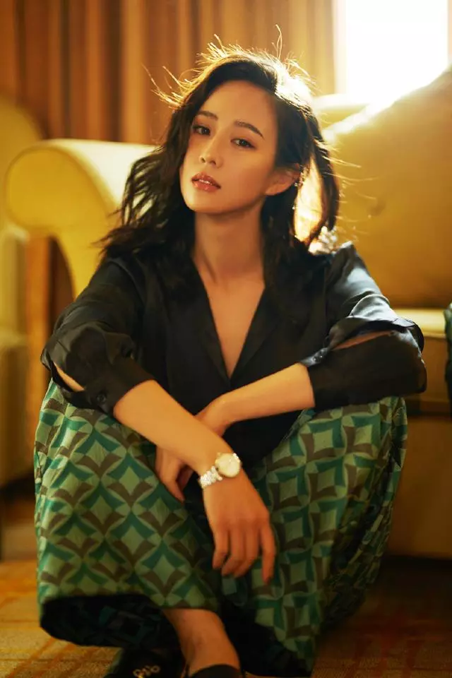 張鈞甯尷尬了?穿露肩裙拍照忘開美顏 「暴露真實面貌」 ,隔壁外國人表情亮了!