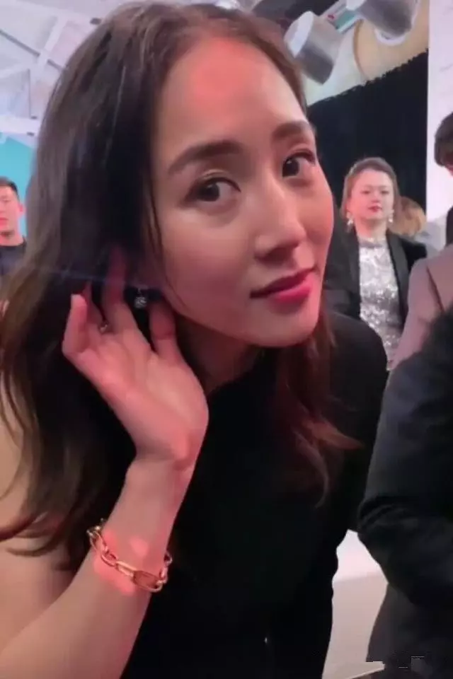 張鈞甯尷尬了?穿露肩裙拍照忘開美顏 「暴露真實面貌」 ,隔壁外國人表情亮了!