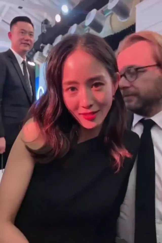 張鈞甯尷尬了?穿露肩裙拍照忘開美顏 「暴露真實面貌」 ,隔壁外國人表情亮了!
