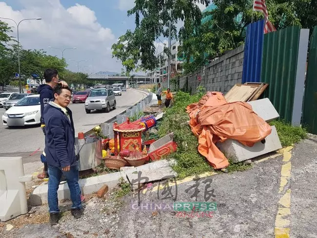 不待神明找到新家 發展商拆棚架丟神像
